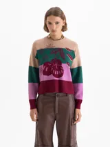 Sweater tejido en jacquard con diseño de cerezas y hojas en tonos verde, rosa, bordó y beige. Presenta bordado en el centro, largo a la primera cadera y calce holgado.