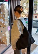 Bolso de hombro grande de gamuza negra con forro de ecocuero.