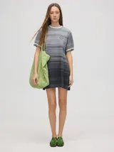 Vestido corto de punto con cuello redondo y puños a rayas en color contrastante.