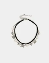 Set de dos collares choker: uno de terciopelo negro y otro con cadena plateada, corazones y mariposas con strass.