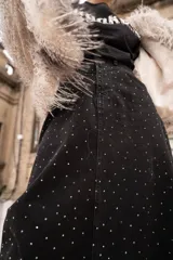 Falda larga de jean negro con tachas plateadas.