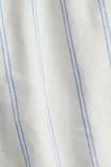 Short blanco con finas rayas verticales celestes, cintura elastizada y corte holgado.