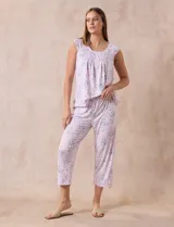 Conjunto de pijama marca René Rofé, compuesto por remera de tejido soft estampado con escote en V y botones, y pantalón capri con cintura elastizada.