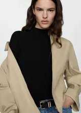 Jersey negro de punto fino con cuello perkins, diseño entallado y manga larga.
