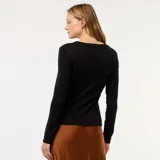 Camiseta negra de manga larga con cuello redondo.