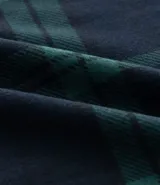 Pantalón de pijama de franela con estampa cuadrillé en tonos azul y verde. Tiene puños elásticos en los tobillos y cordón ajustable en la cintura.