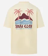 Remera de algodón color amarillo pálido, corte relajado y cuello redondo, con un pequeño estampado en el pecho con el texto "Heat Club" en tipografía estilizada color bordó.