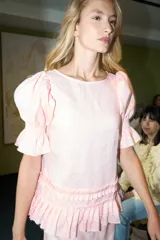 Blusa rosa pálido de lino, con mangas abullonadas con puños fruncidos y detalle de mini tablitas en el ruedo.