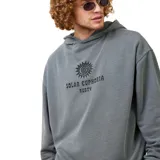Canguro gris con diseño gráfico frontal y capucha, de corte estándar.