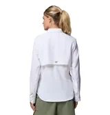 Camisa blanca de manga larga con protección solar UPF 40 y tecnología Omni-Wick. Cuenta con aberturas de ventilación y tratamiento antimicrobiano.