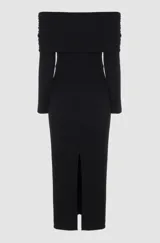 Vestido midi negro de hombros descubiertos confeccionado en punto merian con forro en el cuerpo, presenta bordado de flores 3D en la parte delantera, canesú en el escote con volantes en los laterales y en el centro delantero y una abertura en la espalda.