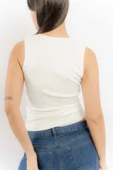 Musculosa color beige de algodón con breteles anchos y corte ajustado.