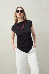 Top negro de cuello recto, sin mangas y terminación en pico.