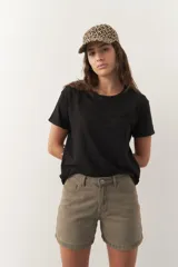 Remera de algodón blanca, de manga corta y cuello redondo, con corte clásico.