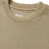 Remera color beige de corte cuadrado y cuello redondo.