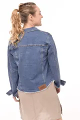 Campera de jean azul con cuello clásico, cierre frontal con botones metálicos, bolsillos con solapa en el pecho y ruedo desflecado.