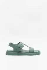 Sandalia baja color verde agua, con tiras anchas y hebilla lateral.