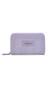 Billetera mediana color beige con textura croco, cierre alrededor y logo Lincoln's.