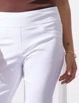 Pantalón capri blanco de gabardina elastizada con bolsillos simulados, pretina ancha, corte recto y detalle de puntilla en el ruedo.