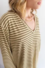 Buzo de viscosa a rayas horizontales marrones y beige, con escote en V y mangas largas.