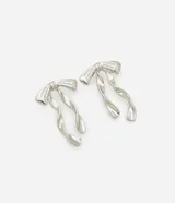 Par de aros pequeños plateados con forma de lazo y cierre de tornillo.