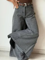 Pantalón de jean gris de corte ancho con apliques de strass blancos.