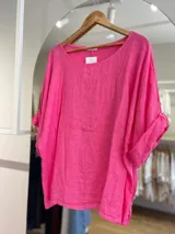Blusa amarilla de lino con mangas 3/4 y corte holgado.