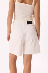 Short de jean celeste de tiro medio y calce cómodo.