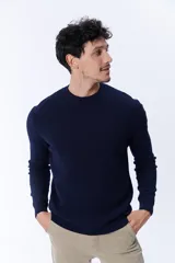 Buzo azul marino de punto con textura acanalada y cuello redondo.