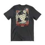 Remera negra de algodón con estampa en la espalda de un globo terráqueo con forma de bomba a punto de explotar, enmarcado en un rectángulo rojo. Debajo del diseño se lee la frase "going nowhere fast" y el logo de la marca Emexem.