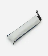 Paraguas plegable con estampa de rayas náuticas azules y blancas, confeccionado en poliéster. Incluye funda para guardar.