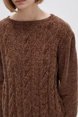 Sweater marrón de punto con textura trenzada, cuello redondo y mangas largas.