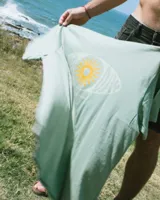 Remera unisex color crema con estampado de un sol anaranjado.