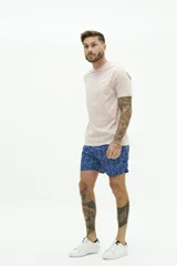 Short de baño con estampado a rayas verticales en tonos celeste y blanco, con cintura elástica ajustable con cordón, dos bolsillos laterales y uno trasero.