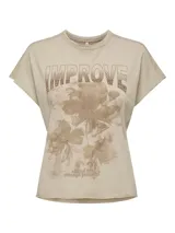 Camiseta color beige con estampado de flores y la palabra "Improve" en la parte superior.