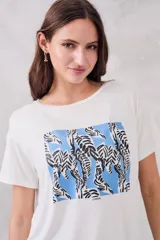 Remerón blanco de viscosa con estampado abstracto en tonos celeste y negro.