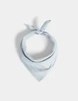 Pañuelo celeste con estampado de flores blancas y amarillas, confeccionado en algodón bordado.