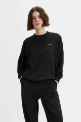Buzo negro de cuello redondo marca Levi's, con logo pequeño bordado en el pecho.