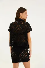 Minifalda blanca de encaje con diseño cruzado y corte ajustado.