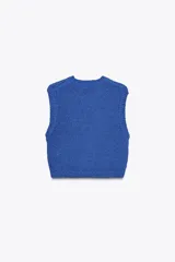 Top corto tejido de punto color azul eléctrico, con cuello redondo y sisa.