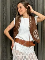 Faja ancha de cuero color marrón con hebilla metálica y tachas plateadas.