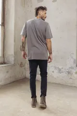 Remera gris con cuello redondo y mangas cortas. Estampado pequeño de dos patos en el pecho.