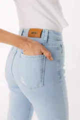 Pantalón de jean celeste de corte ajustado.