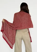 Pashmina azul con diseño calado en los bordes.