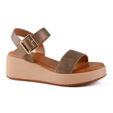 Sandalias con plataforma color bronce, con dos tiras anchas y hebilla dorada.