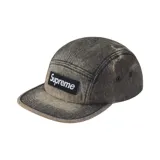 Gorro de cinco paneles Supreme de denim negro con efecto lavado y logo bordado en el frente.