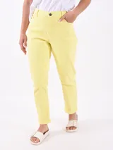 Pantalón de jean amarillo, de corte recto y tiro alto.