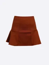 Falda short de tiro alto, color marrón óxido, con cierre lateral oculto.