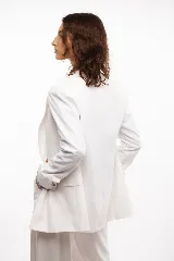 Blazer blanco de corte entallado, con solapas, cierre de un botón y bolsillos con tapa. Confeccionado en tela de sastrería noble.