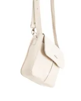 Bandolera mediana color crema con textura tipo cuero repujado y solapa lisa. Tiene correa ajustable con herrajes plateados y detalle metálico con logo en la solapa.